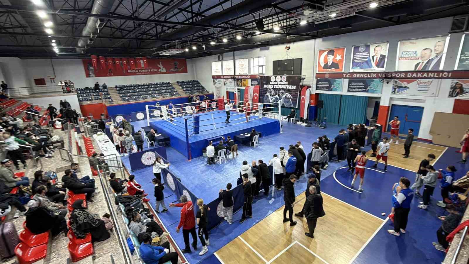 160 boksör ringe çıktı, Buse Naz Çakıroğlu sporculara destek verdi
