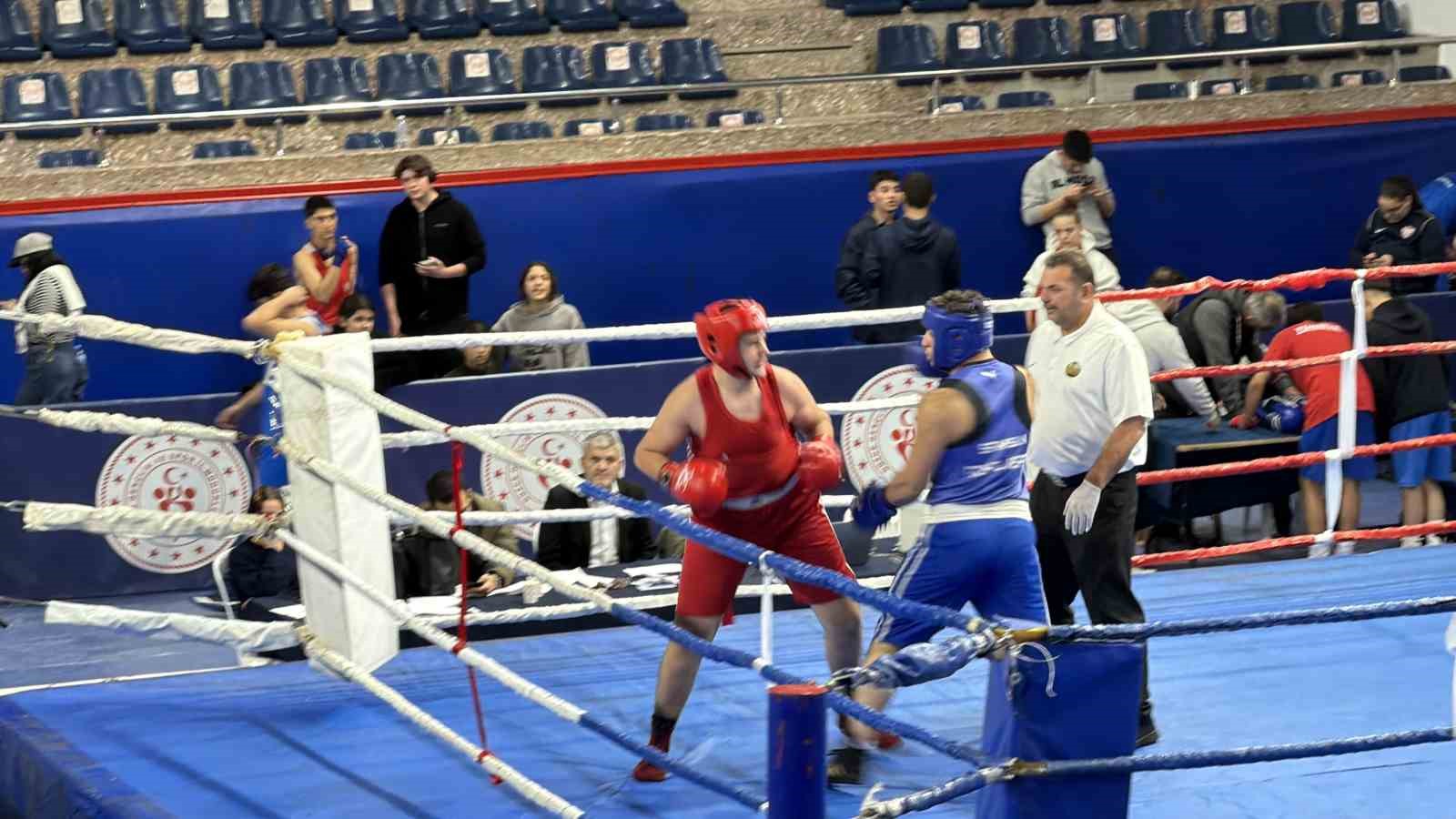 160 boksör ringe çıktı, Buse Naz Çakıroğlu sporculara destek verdi

