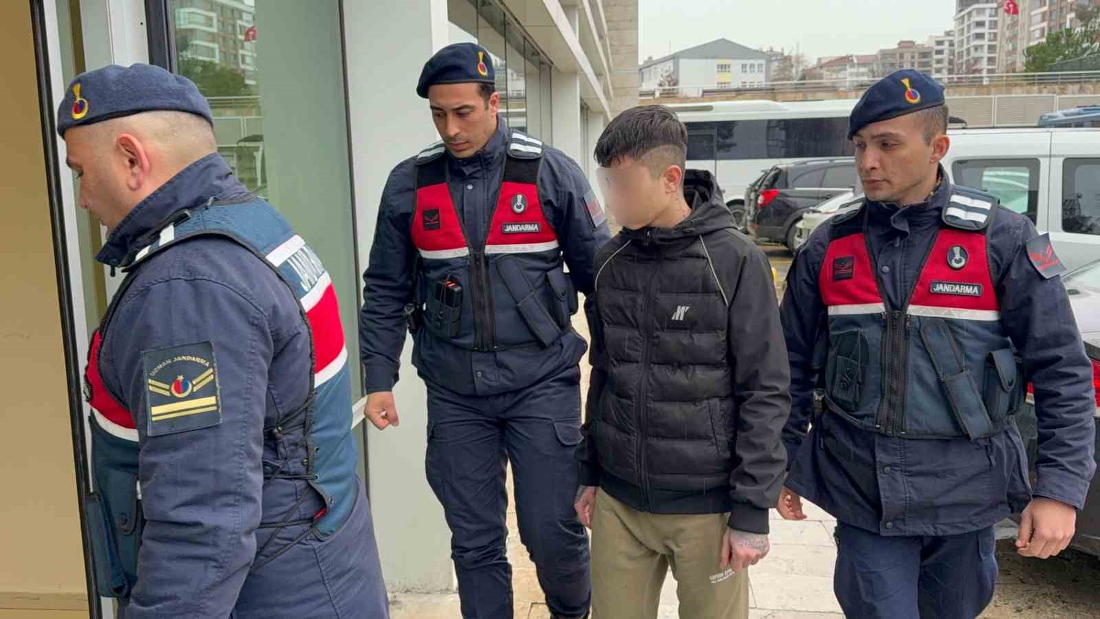 17 yaşındaki çocuk 24 bin 500 adet uyuşturucu hapla yakalandı
