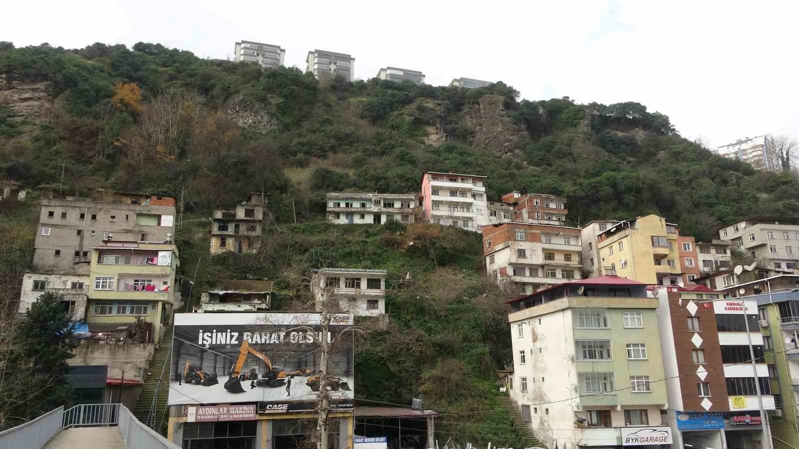 17 yıldır kaya düşmesi riski altındaki mahalleye ‘3 boyutlu’ müdahale
