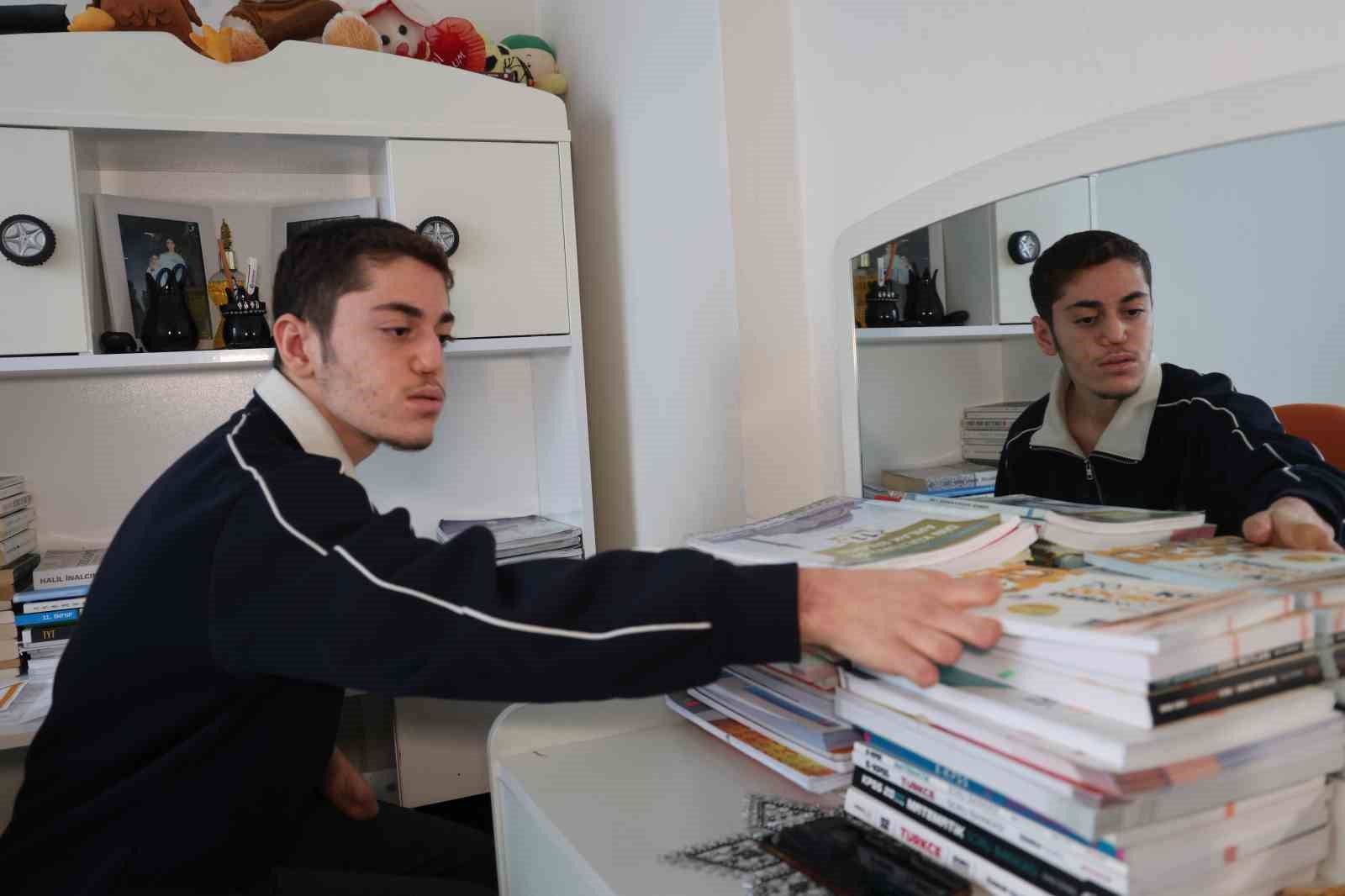 18 günlükken uzuvlarını kaybeden genç azmiyle örnek oluyor
18 günlükken uzuvlarını kaybeden genç azmiyle örnek oluyor