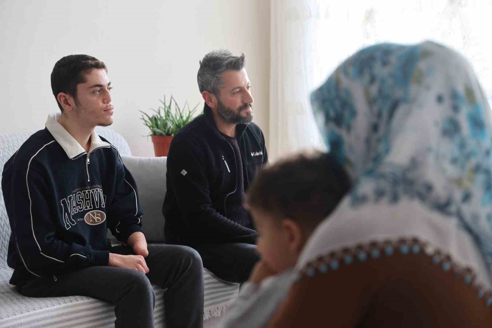 18 günlükken uzuvlarını kaybeden genç azmiyle örnek oluyor
18 günlükken uzuvlarını kaybeden genç azmiyle örnek oluyor