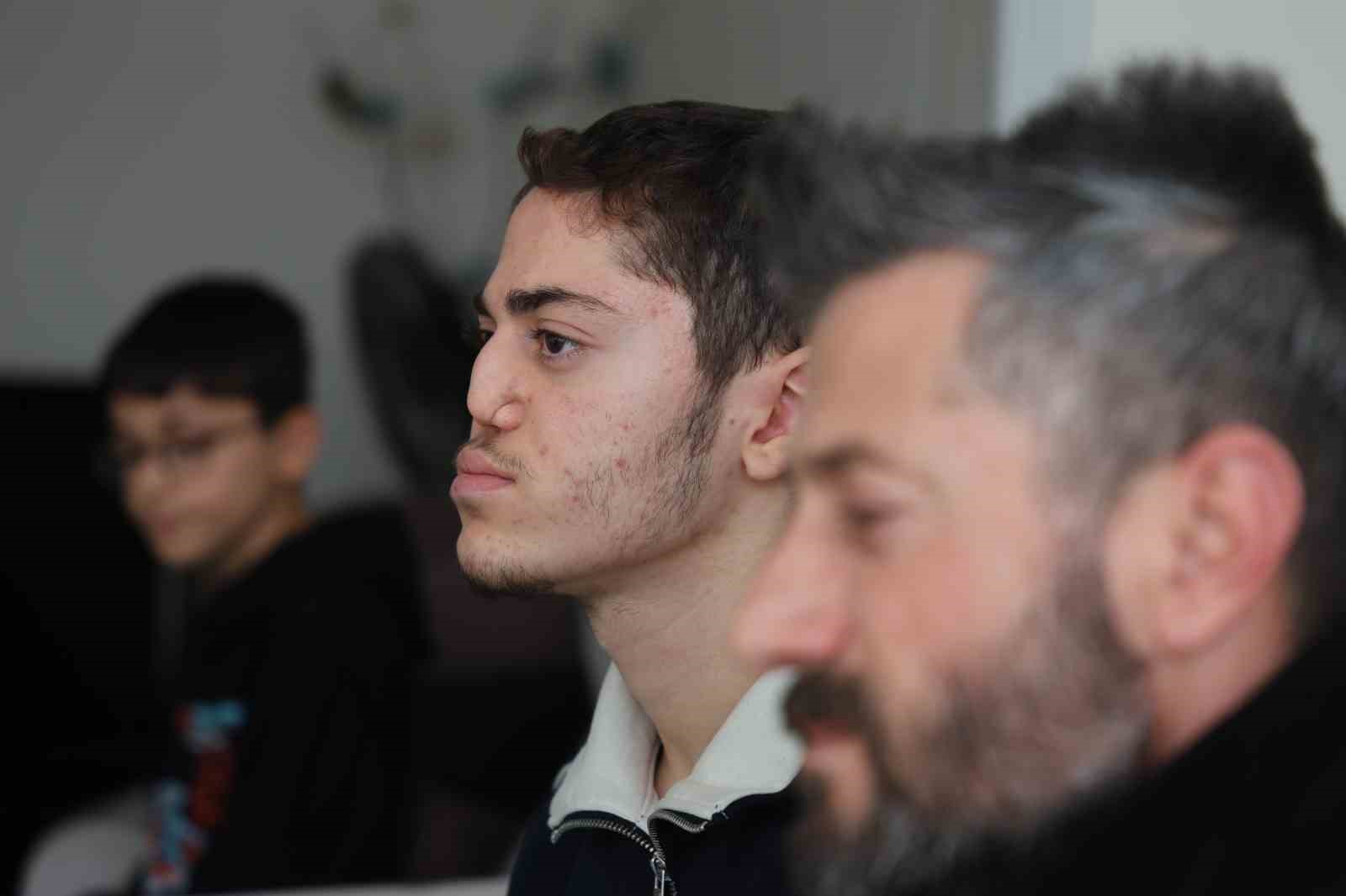 18 günlükken uzuvlarını kaybeden genç azmiyle örnek oluyor
18 günlükken uzuvlarını kaybeden genç azmiyle örnek oluyor