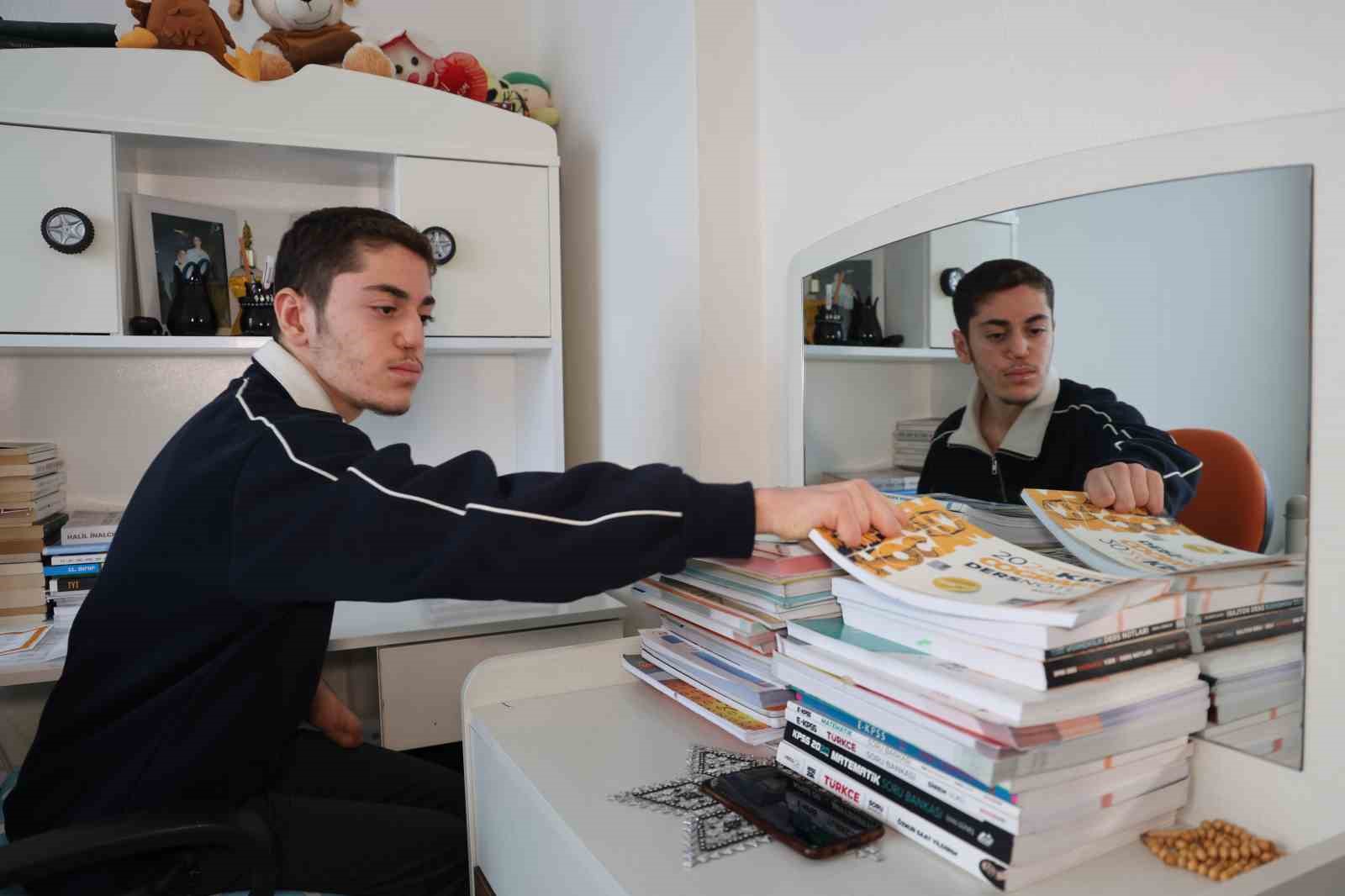 18 günlükken uzuvlarını kaybeden genç azmiyle örnek oluyor
18 günlükken uzuvlarını kaybeden genç azmiyle örnek oluyor