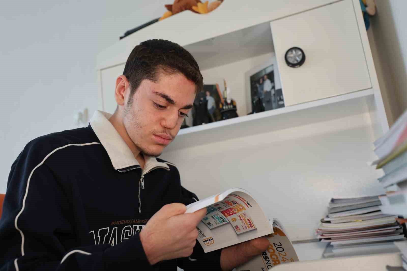 18 günlükken uzuvlarını kaybeden genç azmiyle örnek oluyor
18 günlükken uzuvlarını kaybeden genç azmiyle örnek oluyor