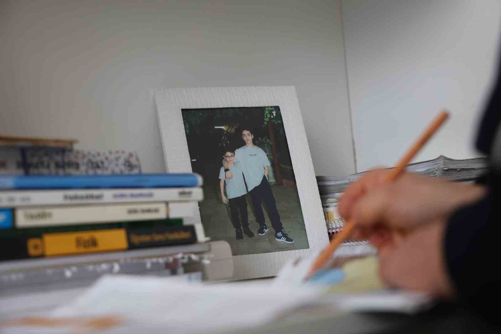 18 günlükken uzuvlarını kaybeden genç azmiyle örnek oluyor
18 günlükken uzuvlarını kaybeden genç azmiyle örnek oluyor