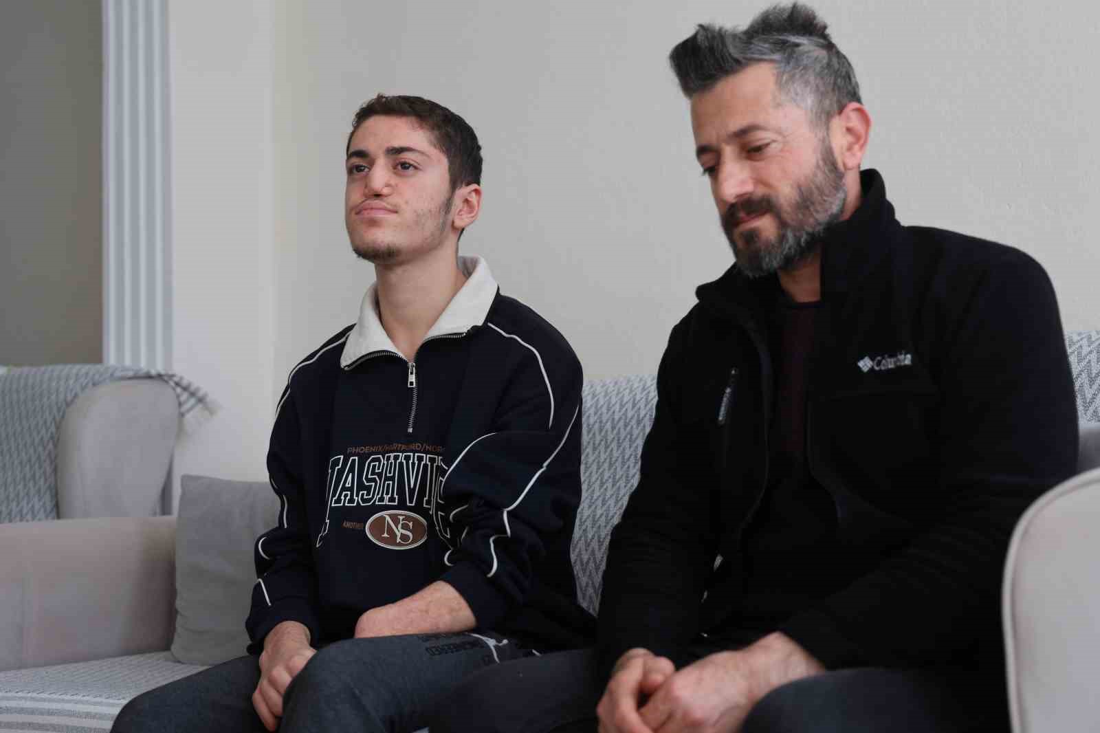 18 günlükken uzuvlarını kaybeden genç azmiyle örnek oluyor
18 günlükken uzuvlarını kaybeden genç azmiyle örnek oluyor