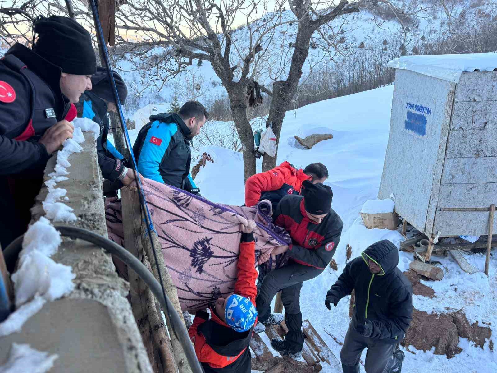 18 saatlik zorlu operasyonla mahsur kalan hasta kurtarıldı
