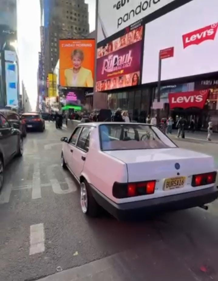 1995 model Tofaş "16" plakası ile New York sokaklarında
