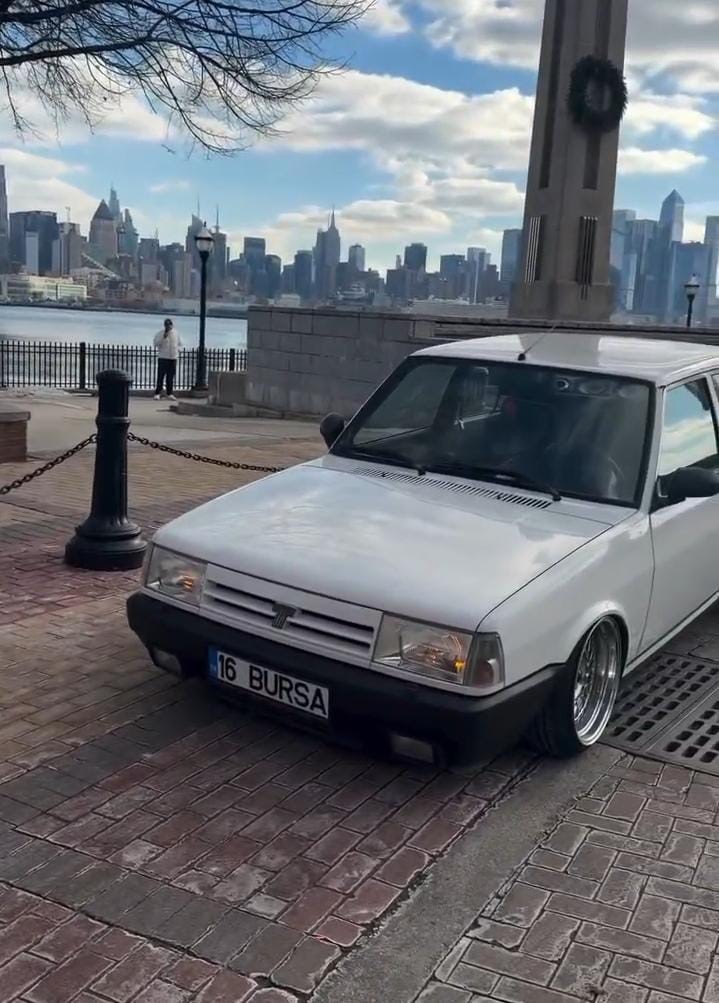 1995 model Tofaş "16" plakası ile New York sokaklarında
