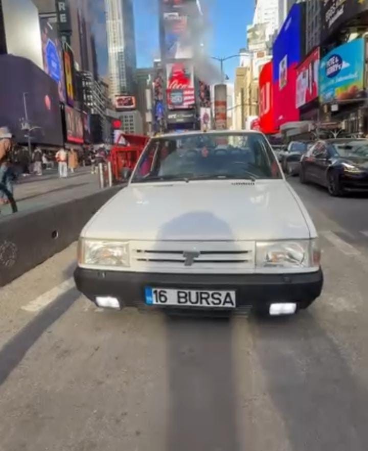 1995 model Tofaş "16" plakası ile New York sokaklarında
