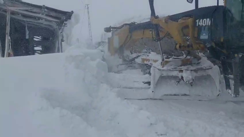 2 bin 300 rakımda zorlu karla mücadele çalışması
