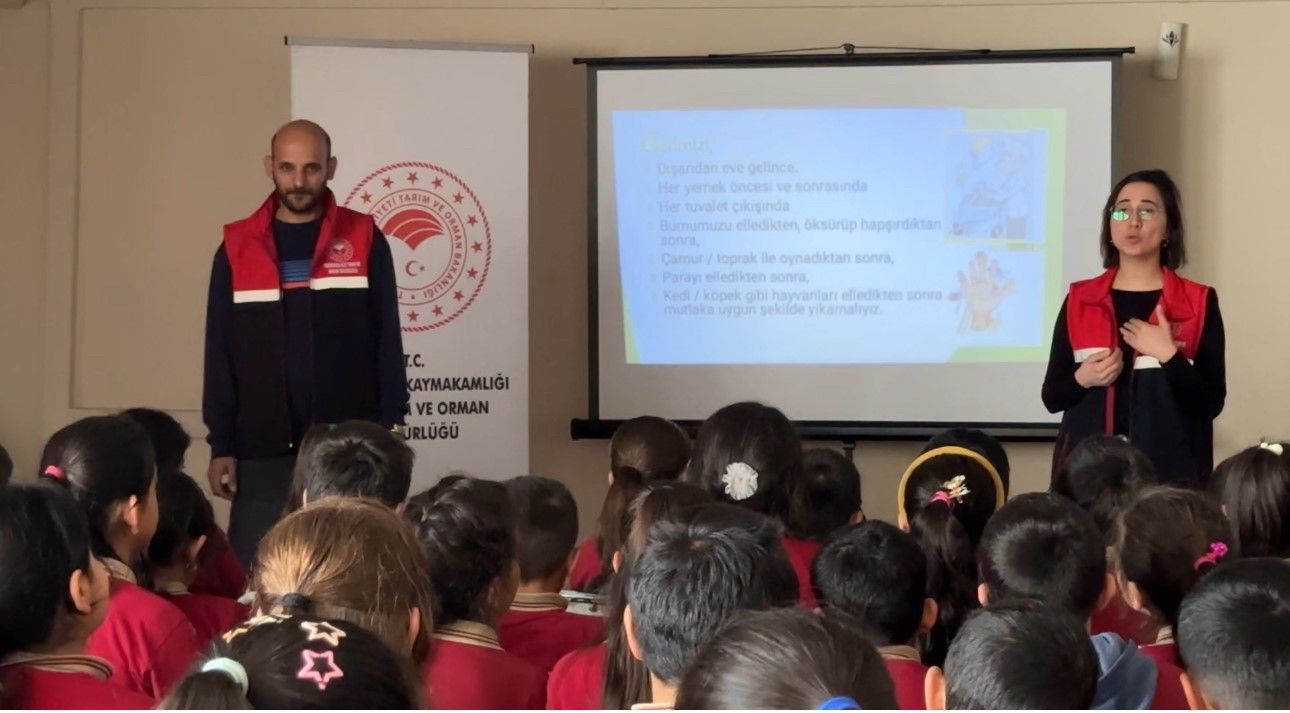 2 bin rakımda gıda seferberliği: Karlı yolları aşarak çocuklara bilgi taşıdılar
2 bin rakımda gıda seferberliği: Karlı yolları aşarak çocuklara bilgi taşıdılar