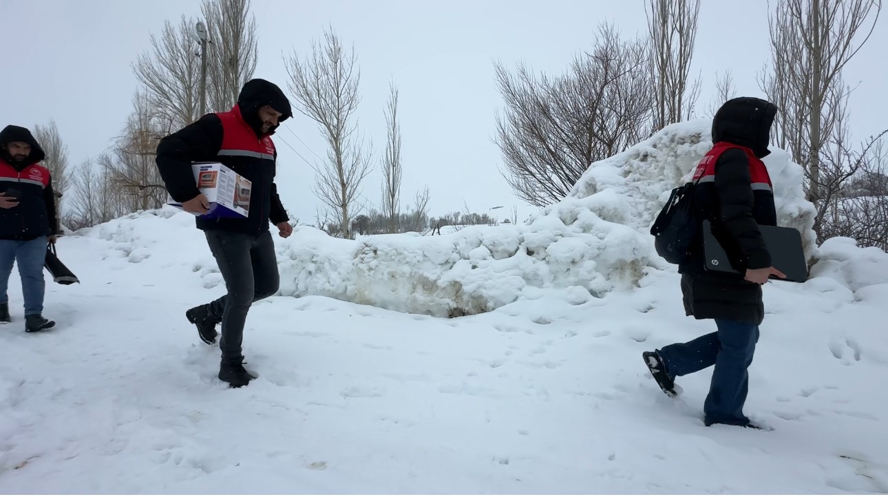2 bin rakımda gıda seferberliği: Karlı yolları aşarak çocuklara bilgi taşıdılar
2 bin rakımda gıda seferberliği: Karlı yolları aşarak çocuklara bilgi taşıdılar