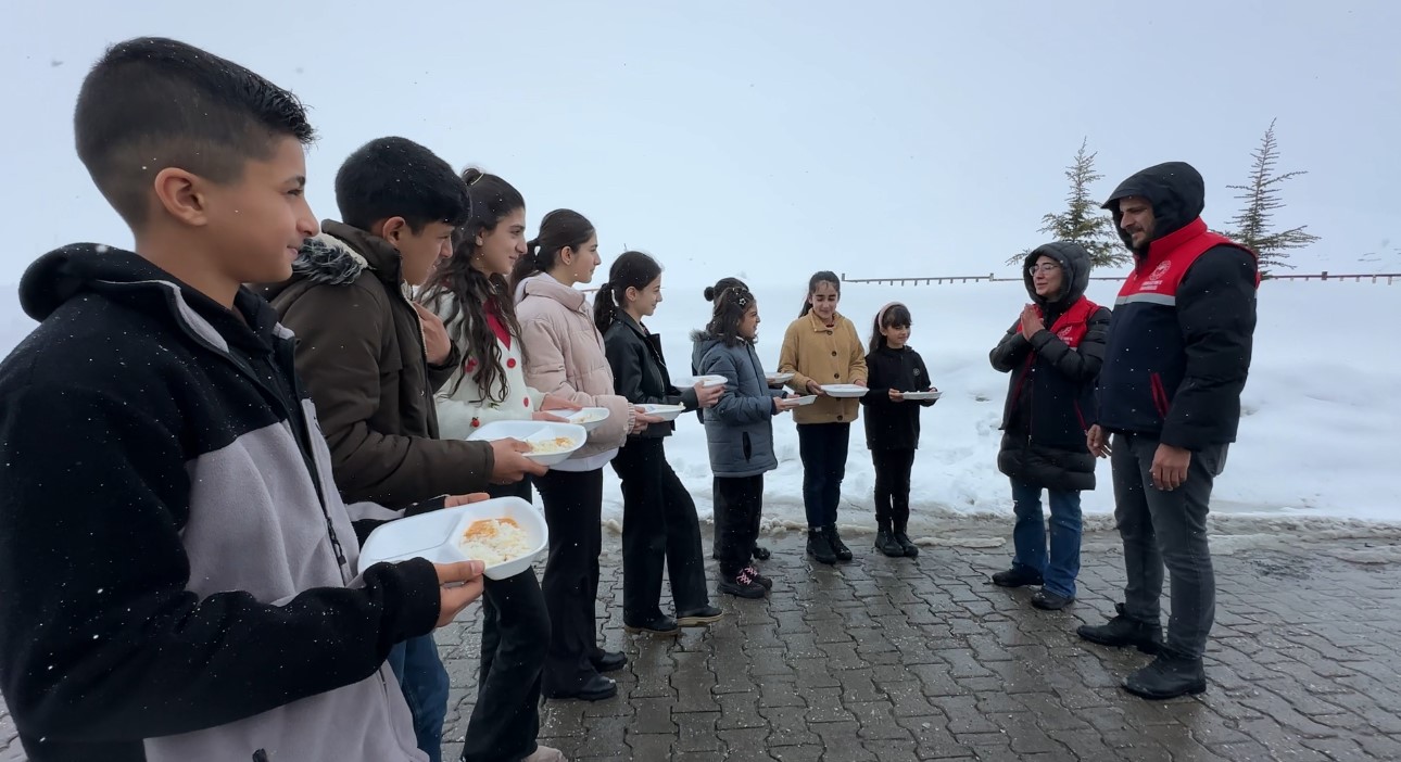 2 bin rakımda gıda seferberliği: Karlı yolları aşarak çocuklara bilgi taşıdılar
2 bin rakımda gıda seferberliği: Karlı yolları aşarak çocuklara bilgi taşıdılar