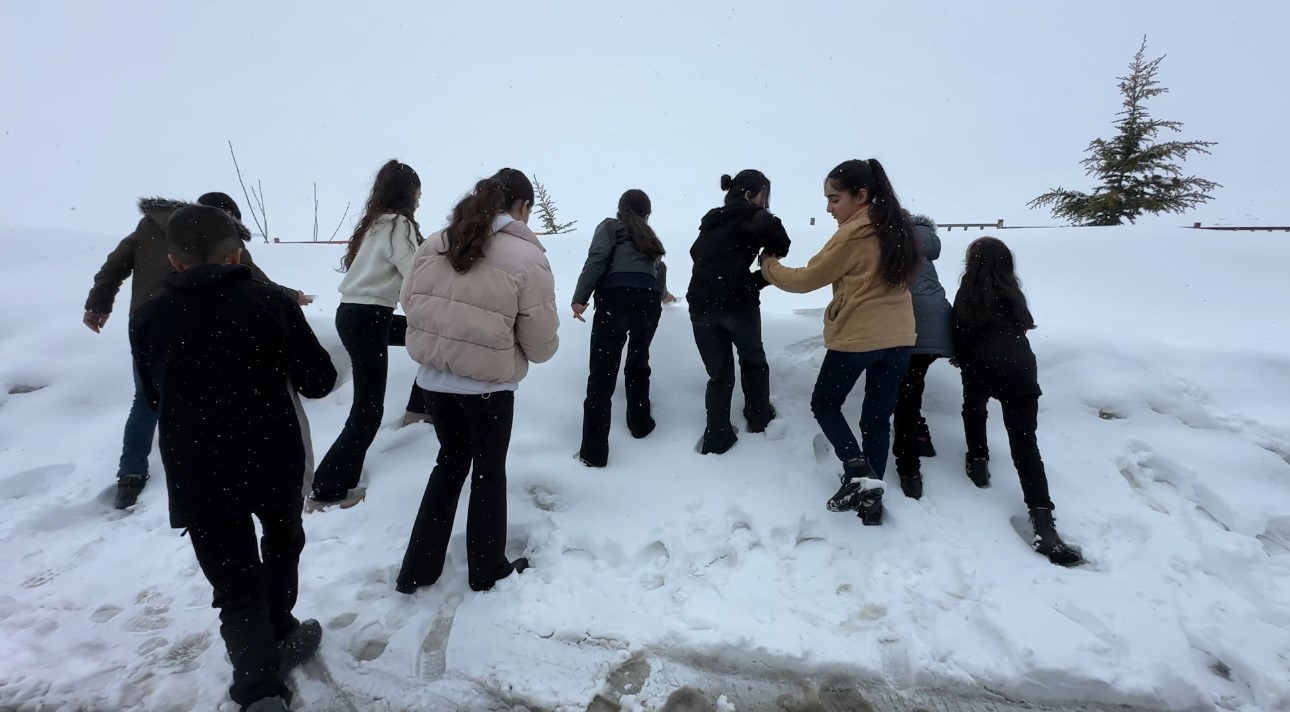 2 bin rakımda gıda seferberliği: Karlı yolları aşarak çocuklara bilgi taşıdılar
2 bin rakımda gıda seferberliği: Karlı yolları aşarak çocuklara bilgi taşıdılar