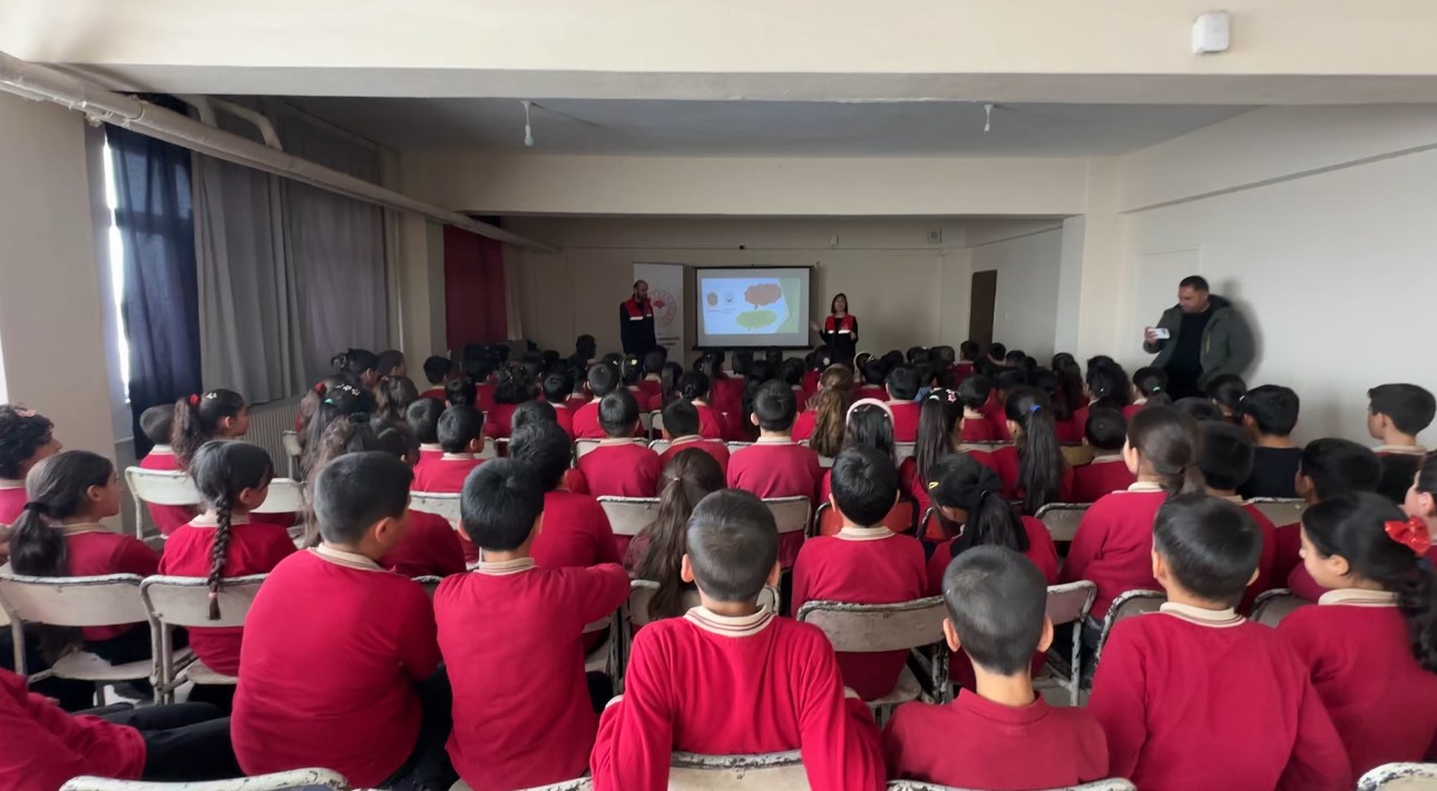 2 bin rakımda gıda seferberliği: Karlı yolları aşarak çocuklara bilgi taşıdılar
2 bin rakımda gıda seferberliği: Karlı yolları aşarak çocuklara bilgi taşıdılar