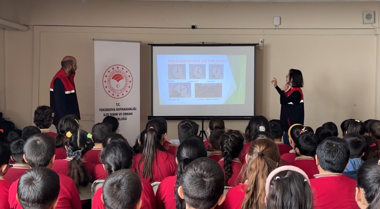 2 bin rakımda gıda seferberliği: Karlı yolları aşarak çocuklara bilgi taşıdılar
2 bin rakımda gıda seferberliği: Karlı yolları aşarak çocuklara bilgi taşıdılar