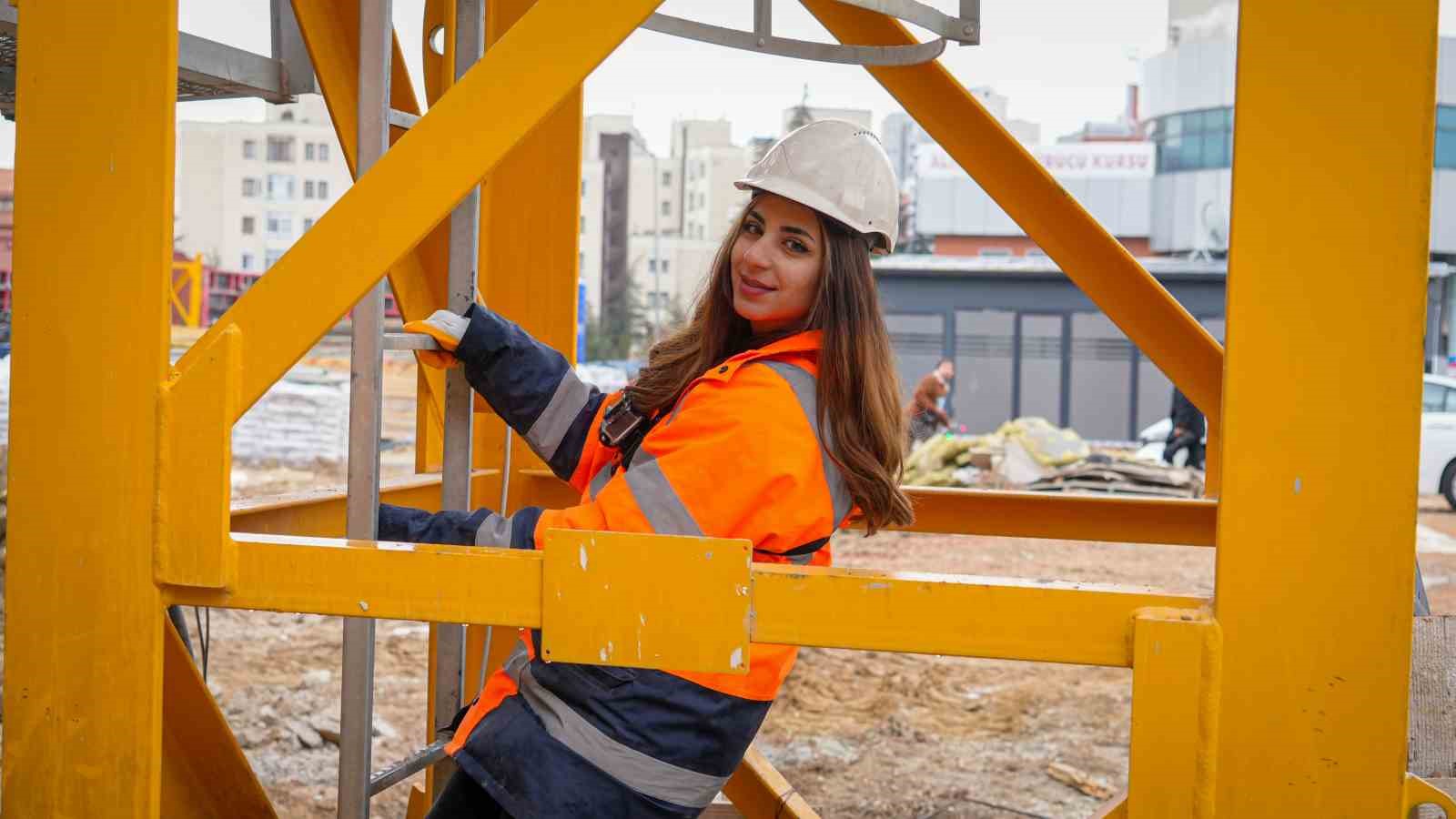 20 yaşındaki kule vinç operatörü olan genç kız, ekmeğini gökyüzünde kazanıyor
