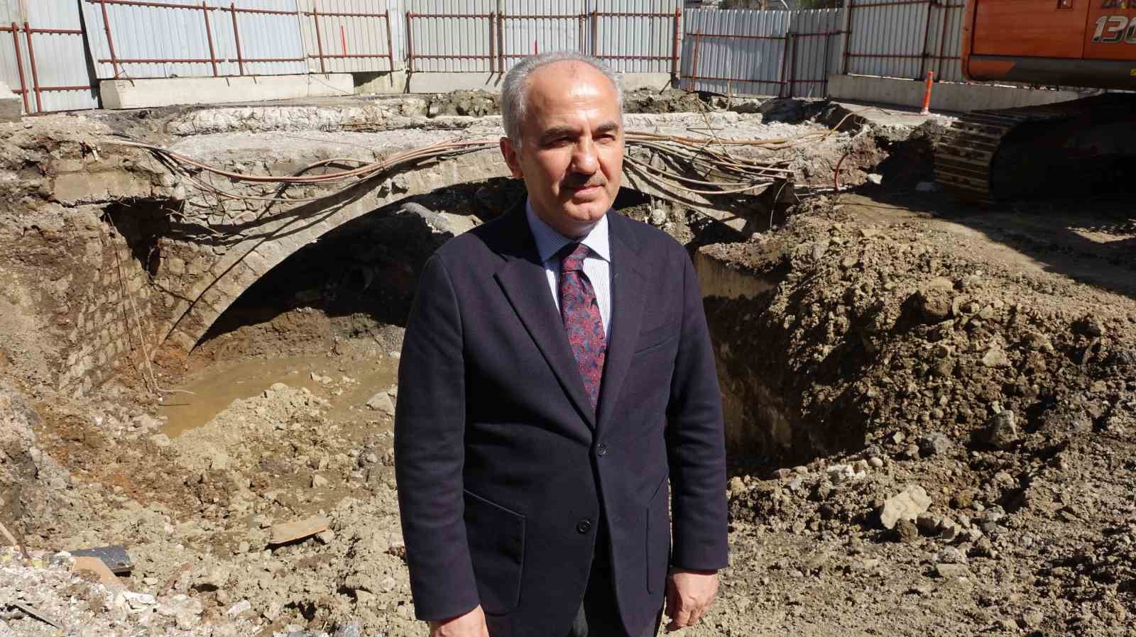 200 yıllık tarihi kemer köprü yol yapımı çalışmasında gün yüzüne çıktı
