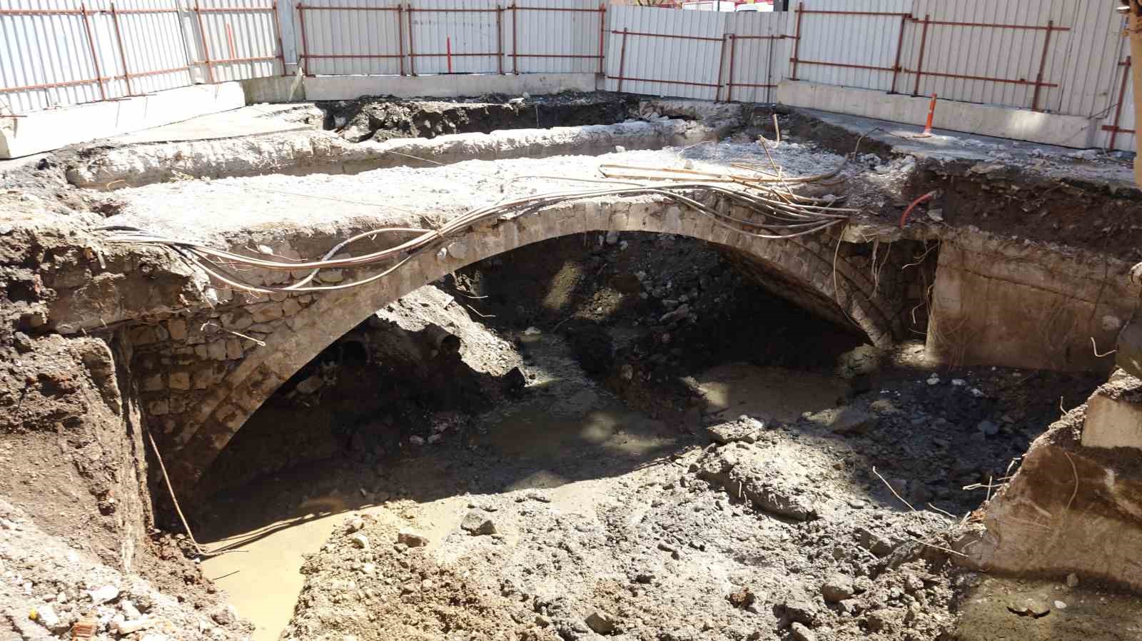 200 yıllık tarihi kemer köprü yol yapımı çalışmasında gün yüzüne çıktı
