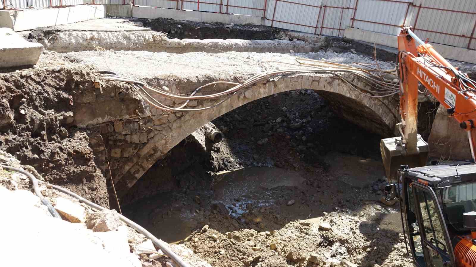 200 yıllık tarihi kemer köprü yol yapımı çalışmasında gün yüzüne çıktı
