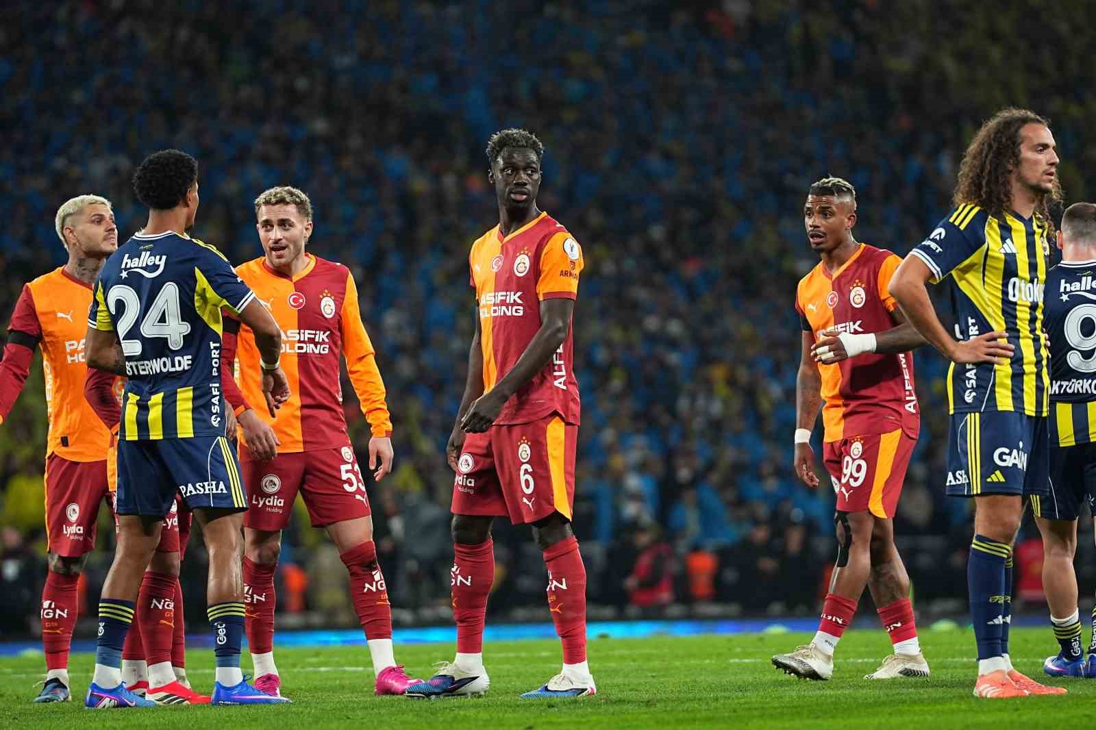 2025 Turkcell Süper Kupa: Galatasaray: 0 - Fenerbahçe: 1 (İlk yarı)
