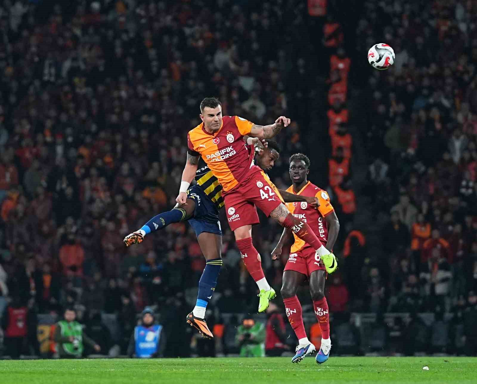 2025 Turkcell Süper Kupa: Galatasaray: 0 - Fenerbahçe: 1 (İlk yarı)
