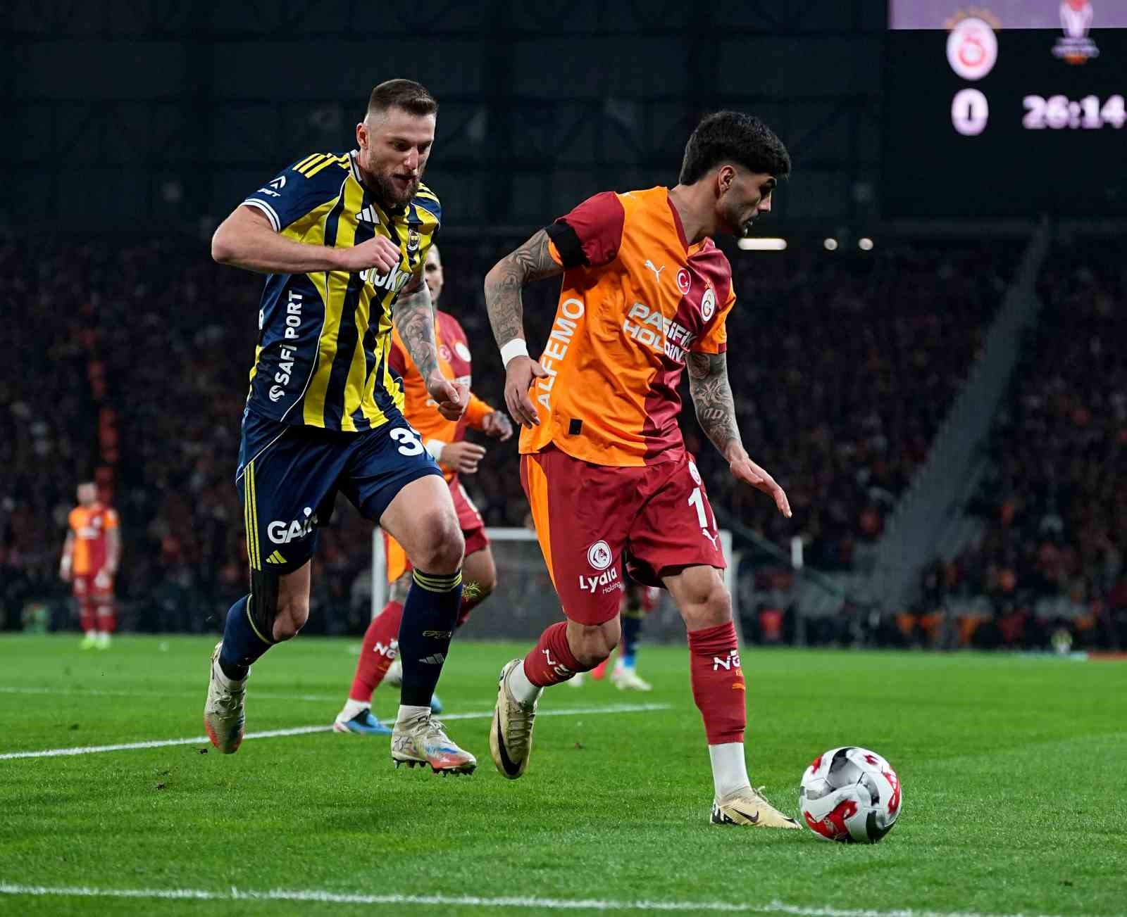 2025 Turkcell Süper Kupa: Galatasaray: 0 - Fenerbahçe: 1 (İlk yarı)
