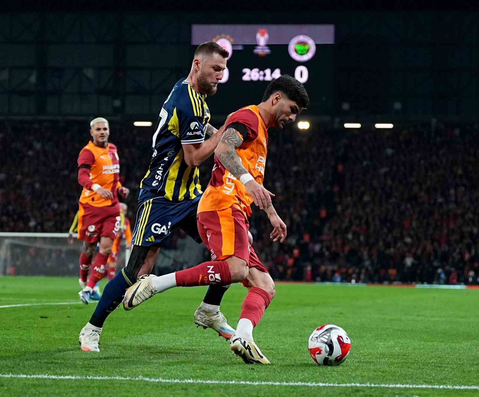 2025 Turkcell Süper Kupa: Galatasaray: 0 - Fenerbahçe: 1 (İlk yarı)
