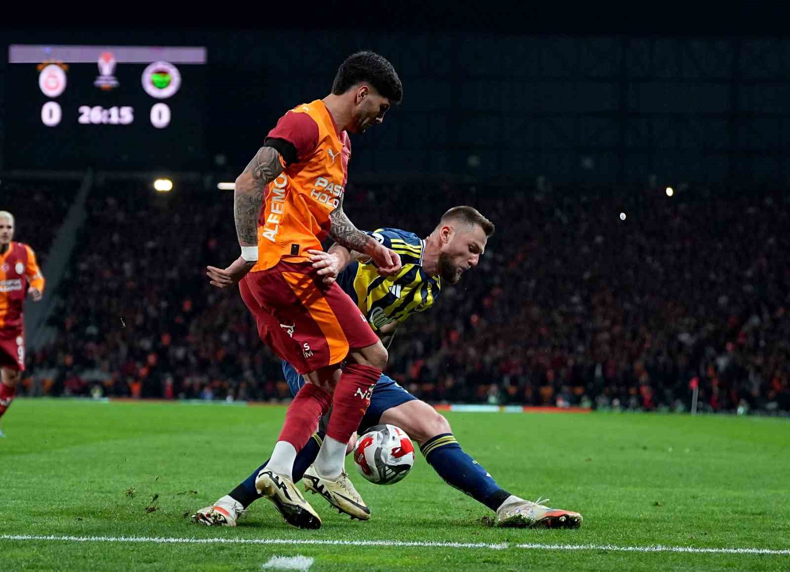 2025 Turkcell Süper Kupa: Galatasaray: 0 - Fenerbahçe: 1 (İlk yarı)
