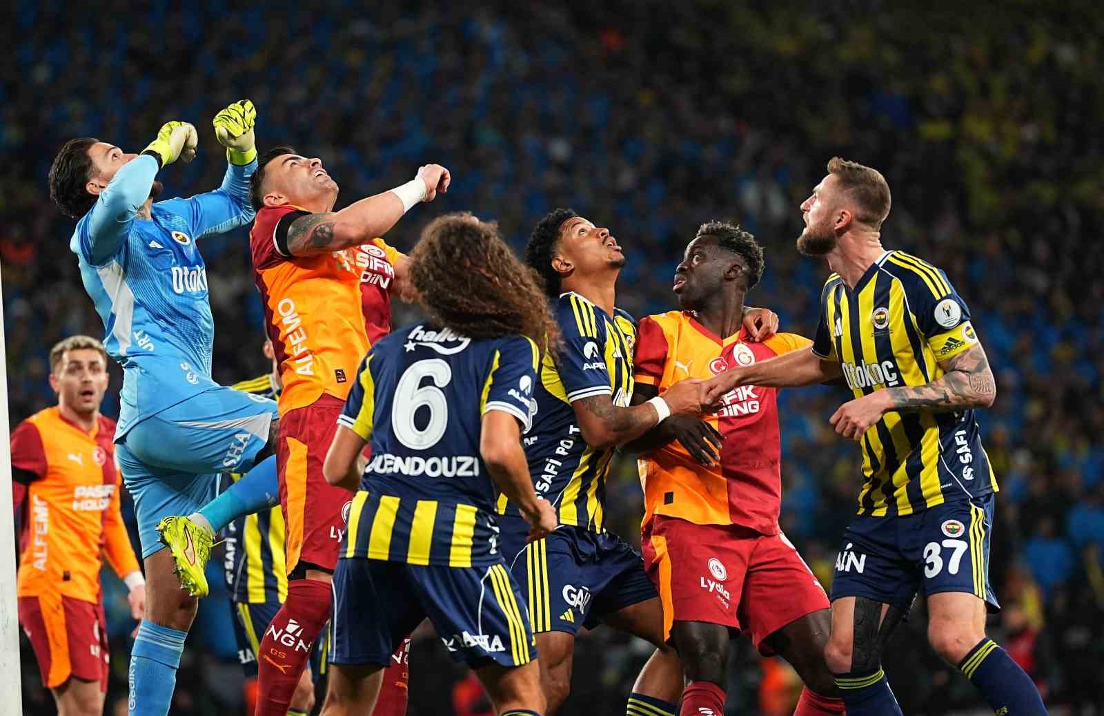 2025 Turkcell Süper Kupa: Galatasaray: 0 - Fenerbahçe: 1 (İlk yarı)
