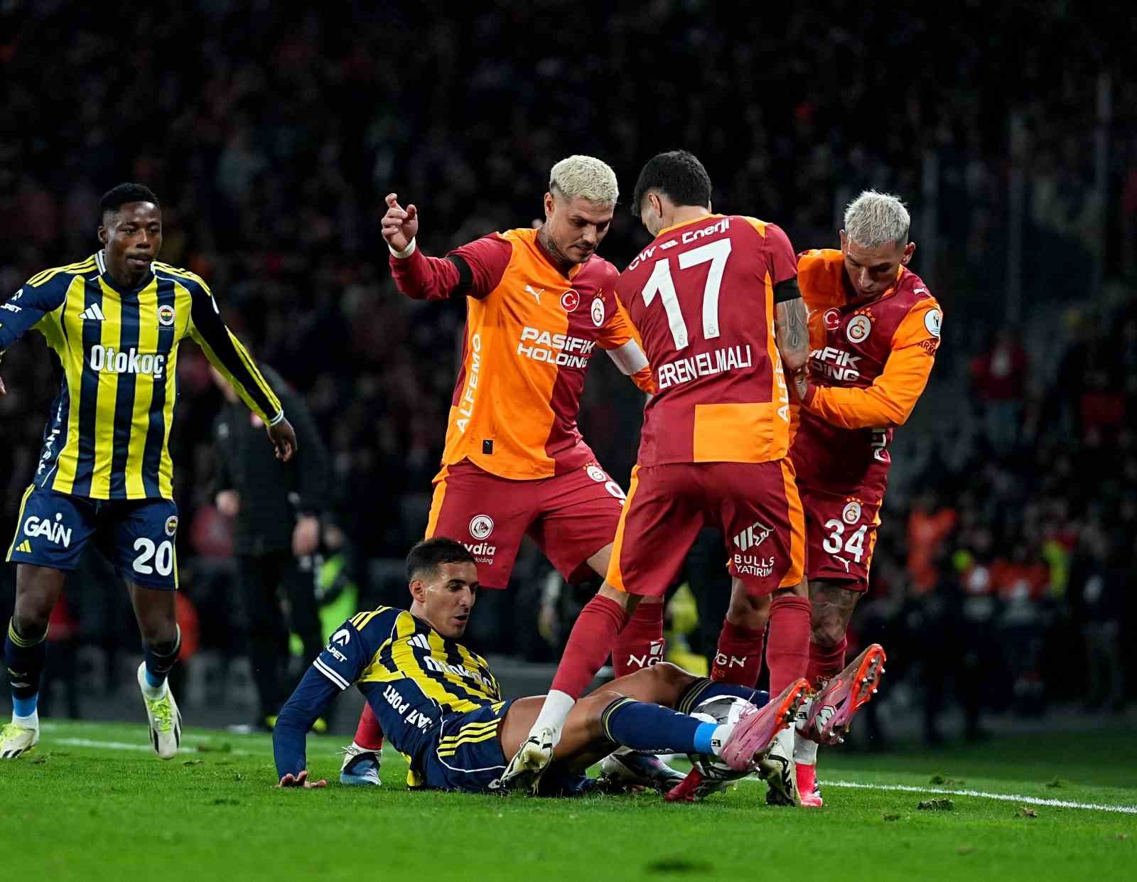 2025 Turkcell Süper Kupa: Galatasaray: 0 - Fenerbahçe: 1 (İlk yarı)
