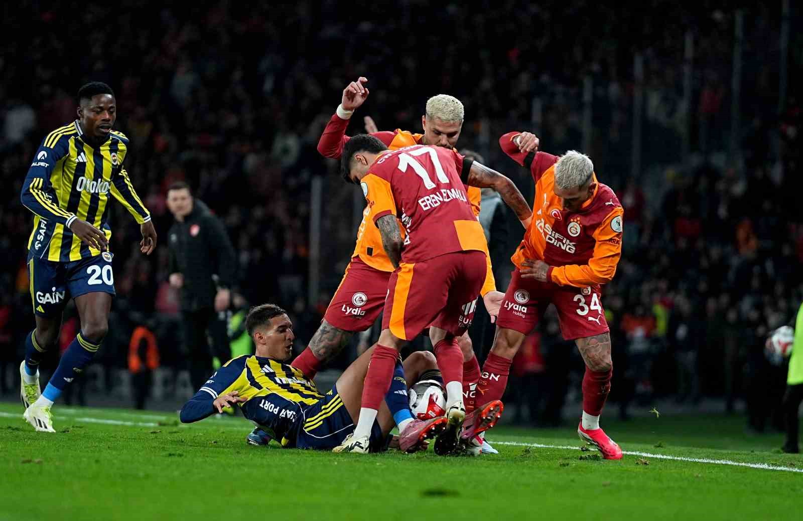 2025 Turkcell Süper Kupa: Galatasaray: 0 - Fenerbahçe: 1 (İlk yarı)
