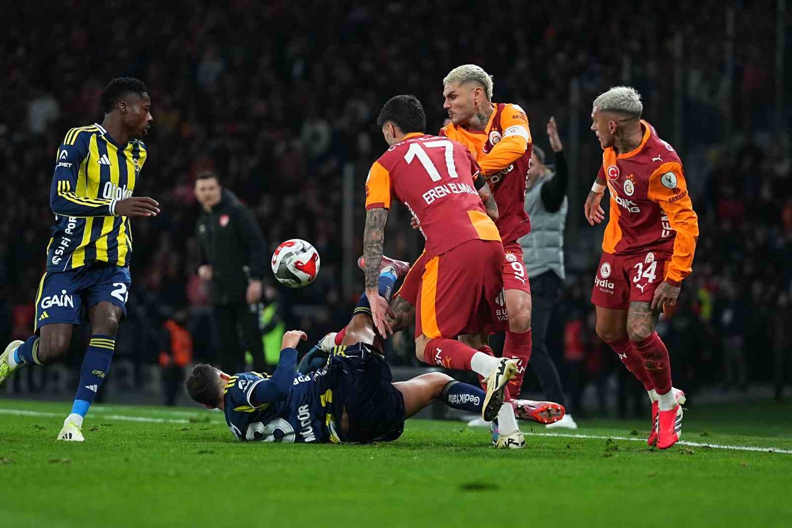 2025 Turkcell Süper Kupa: Galatasaray: 0 - Fenerbahçe: 1 (İlk yarı)
