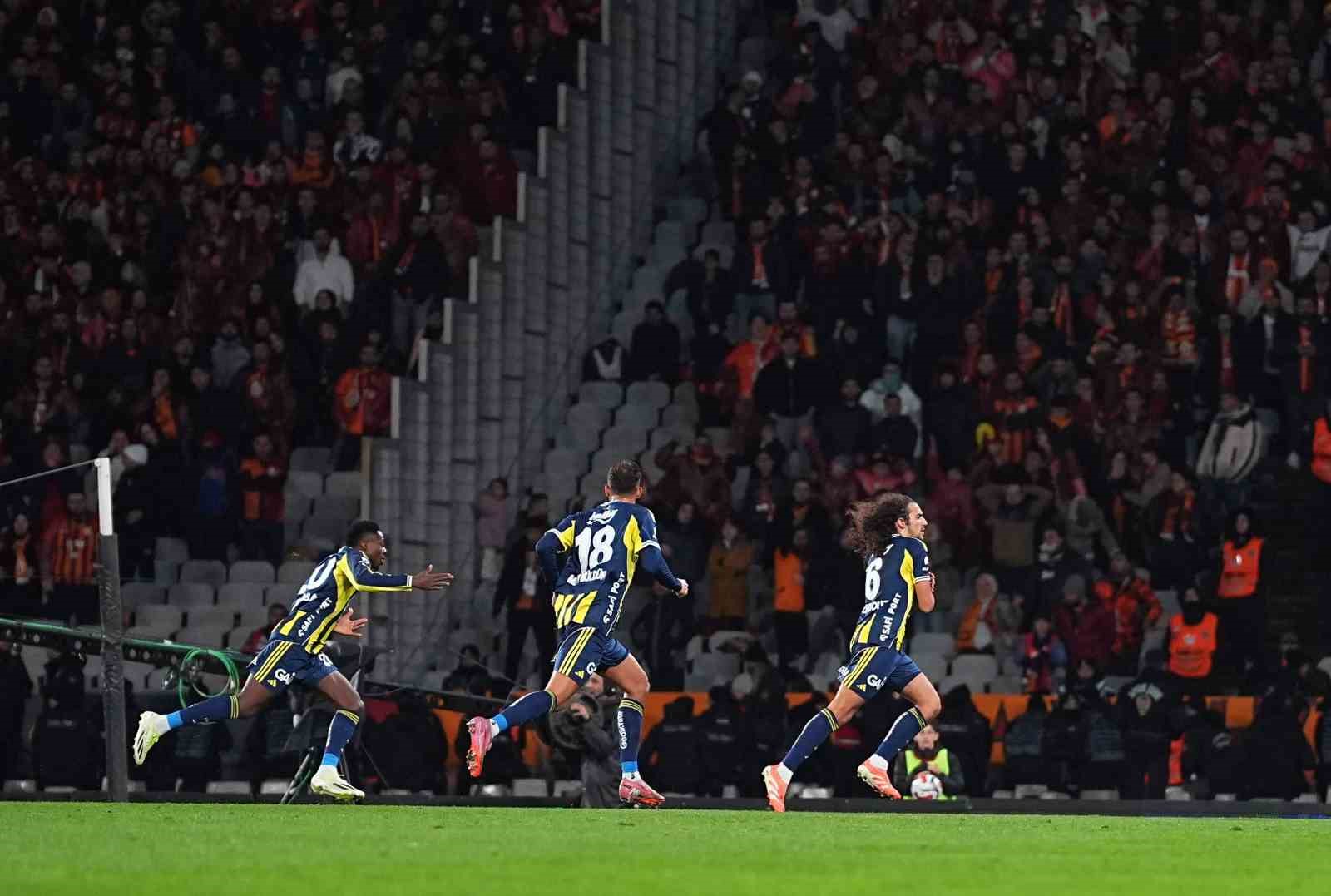 2025 Turkcell Süper Kupa: Galatasaray: 0 - Fenerbahçe: 1 (İlk yarı)
