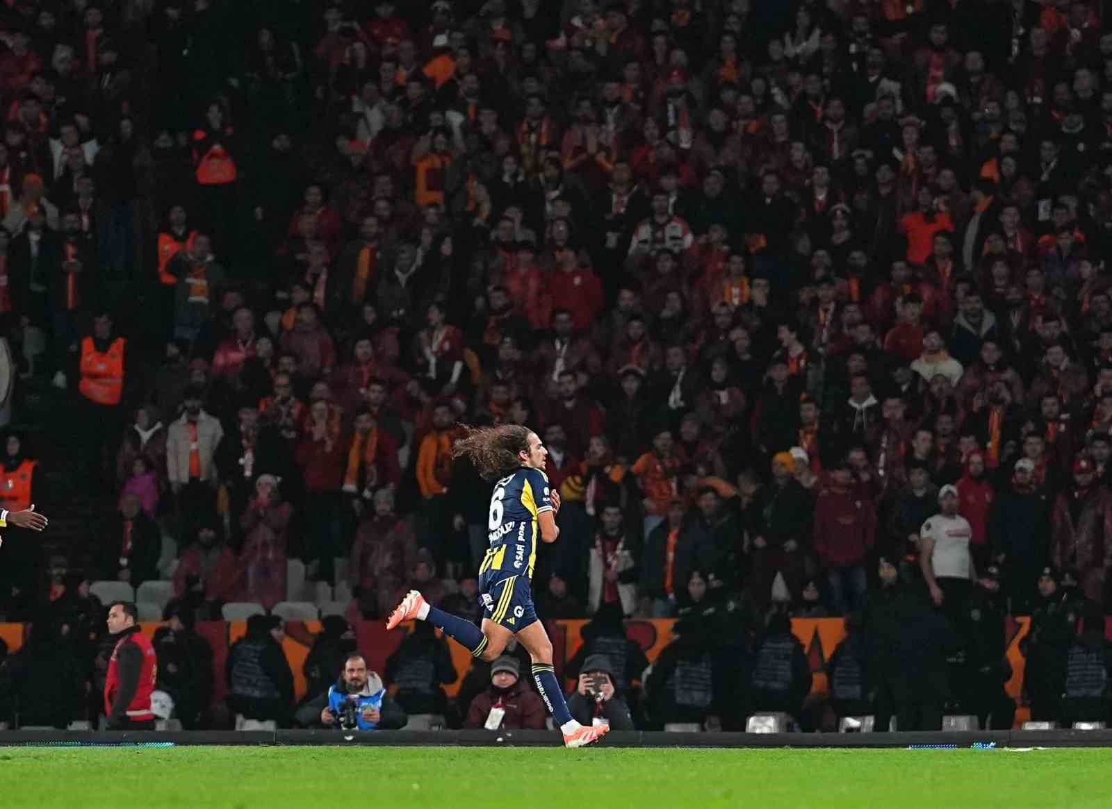 2025 Turkcell Süper Kupa: Galatasaray: 0 - Fenerbahçe: 1 (İlk yarı)
