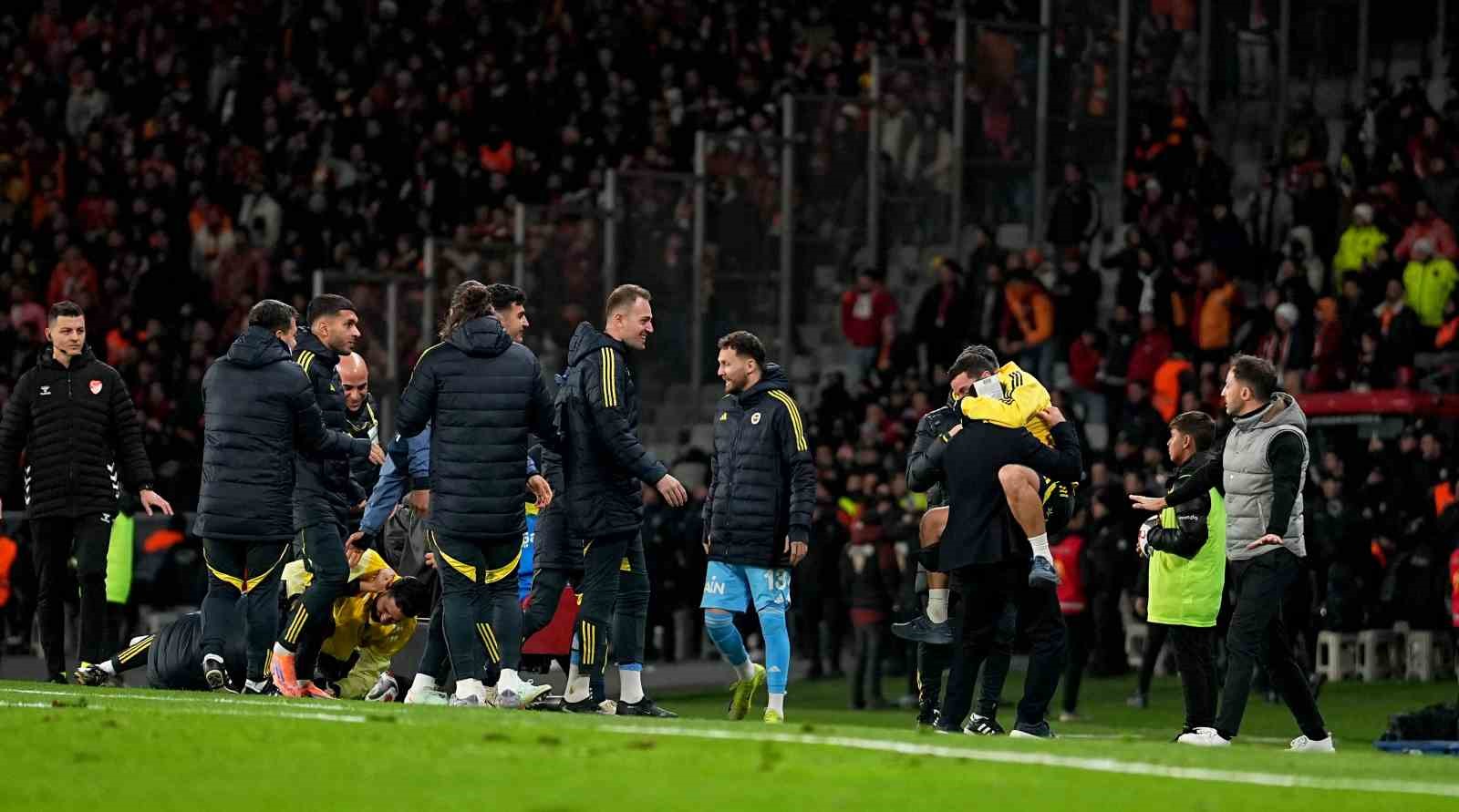 2025 Turkcell Süper Kupa: Galatasaray: 0 - Fenerbahçe: 1 (İlk yarı)

