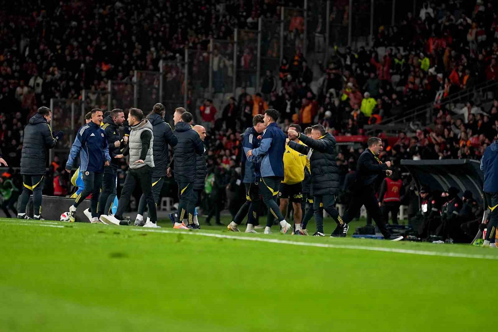 2025 Turkcell Süper Kupa: Galatasaray: 0 - Fenerbahçe: 1 (İlk yarı)
