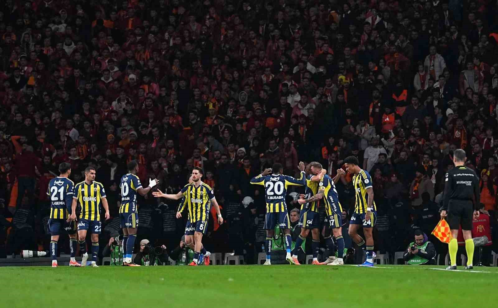 2025 Turkcell Süper Kupa: Galatasaray: 0 - Fenerbahçe: 1 (İlk yarı)
