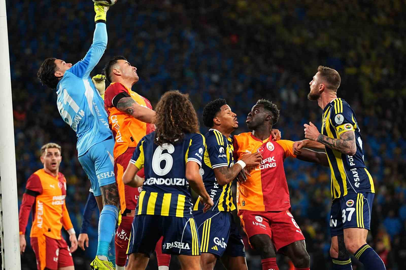 2025 Turkcell Süper Kupa: Galatasaray: 0 - Fenerbahçe: 1 (İlk yarı)
