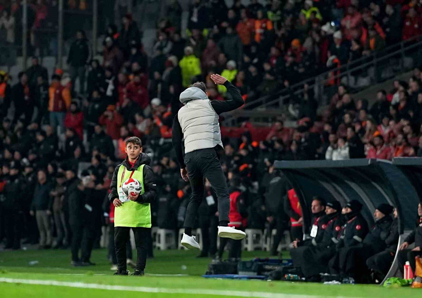 2025 Turkcell Süper Kupa: Galatasaray: 0 - Fenerbahçe: 1 (İlk yarı)
