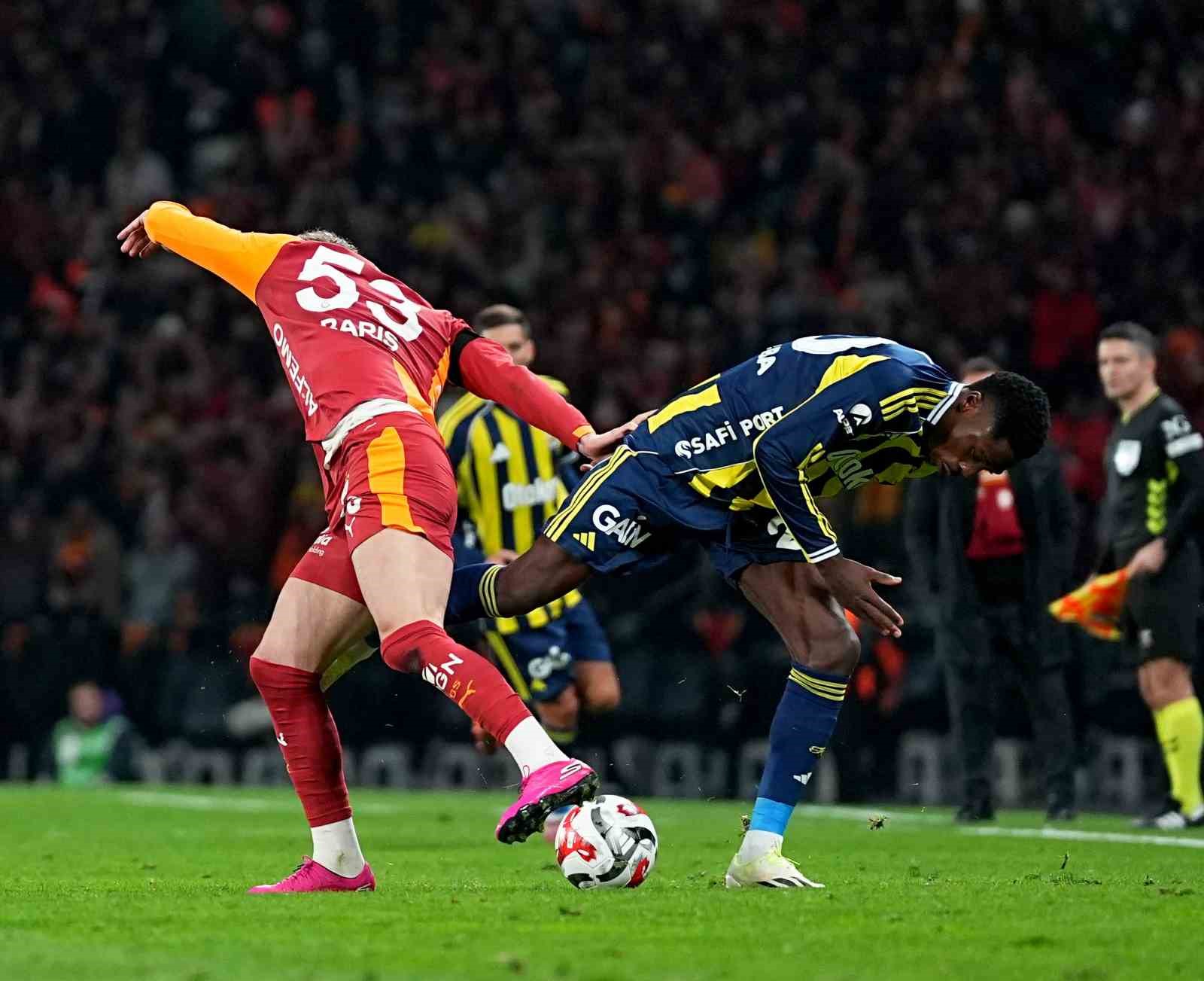 2025 Turkcell Süper Kupa: Galatasaray: 0 - Fenerbahçe: 1 (İlk yarı)
