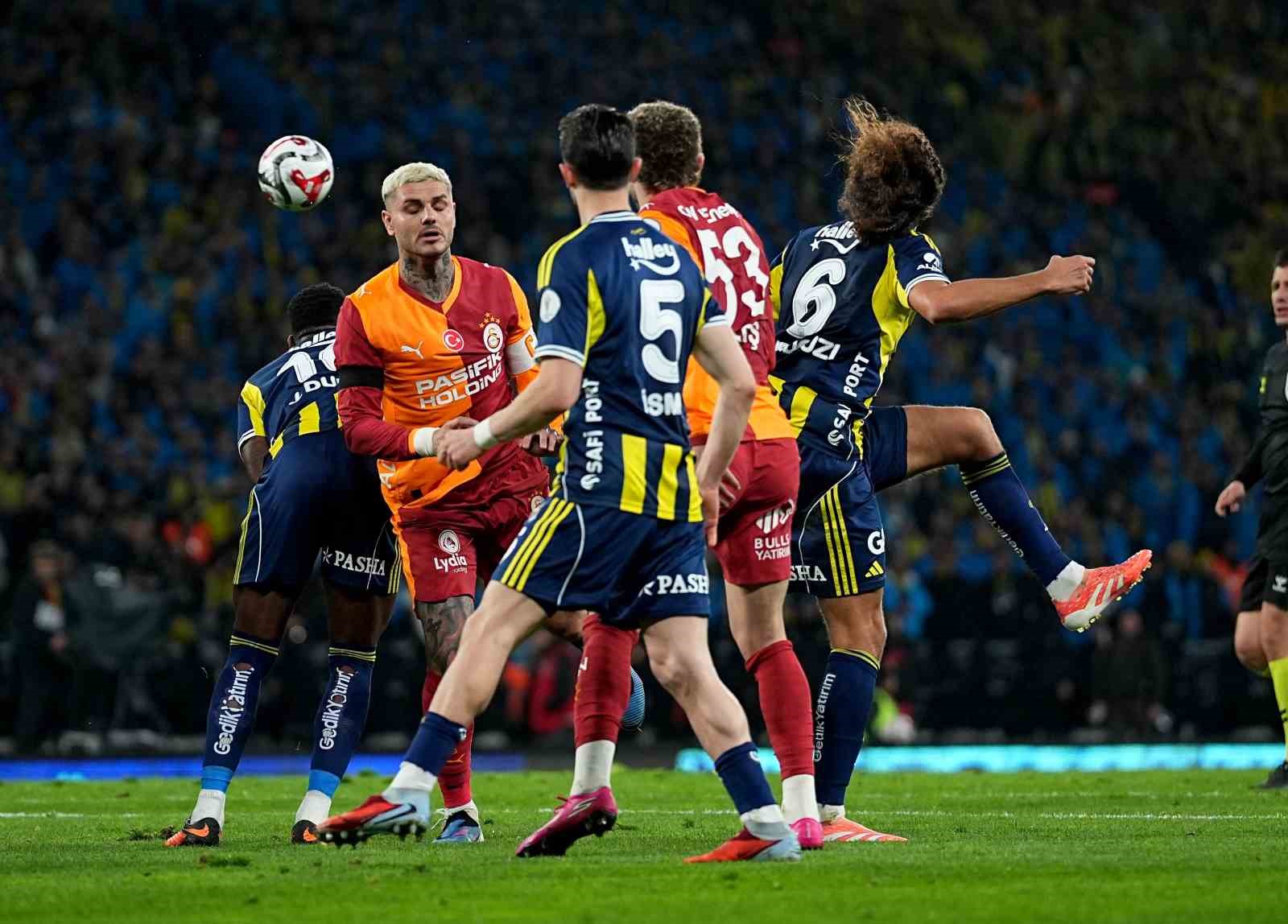 2025 Turkcell Süper Kupa: Galatasaray: 0 - Fenerbahçe: 1 (İlk yarı)
