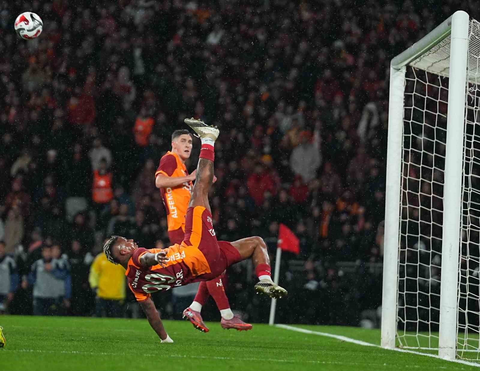 2025 Turkcell Süper Kupa: Galatasaray: 0 - Fenerbahçe: 2 (Maç sonucu)
2025 Turkcell Süper Kupa: Galatasaray: 0 - Fenerbahçe: 2 (Maç sonucu)