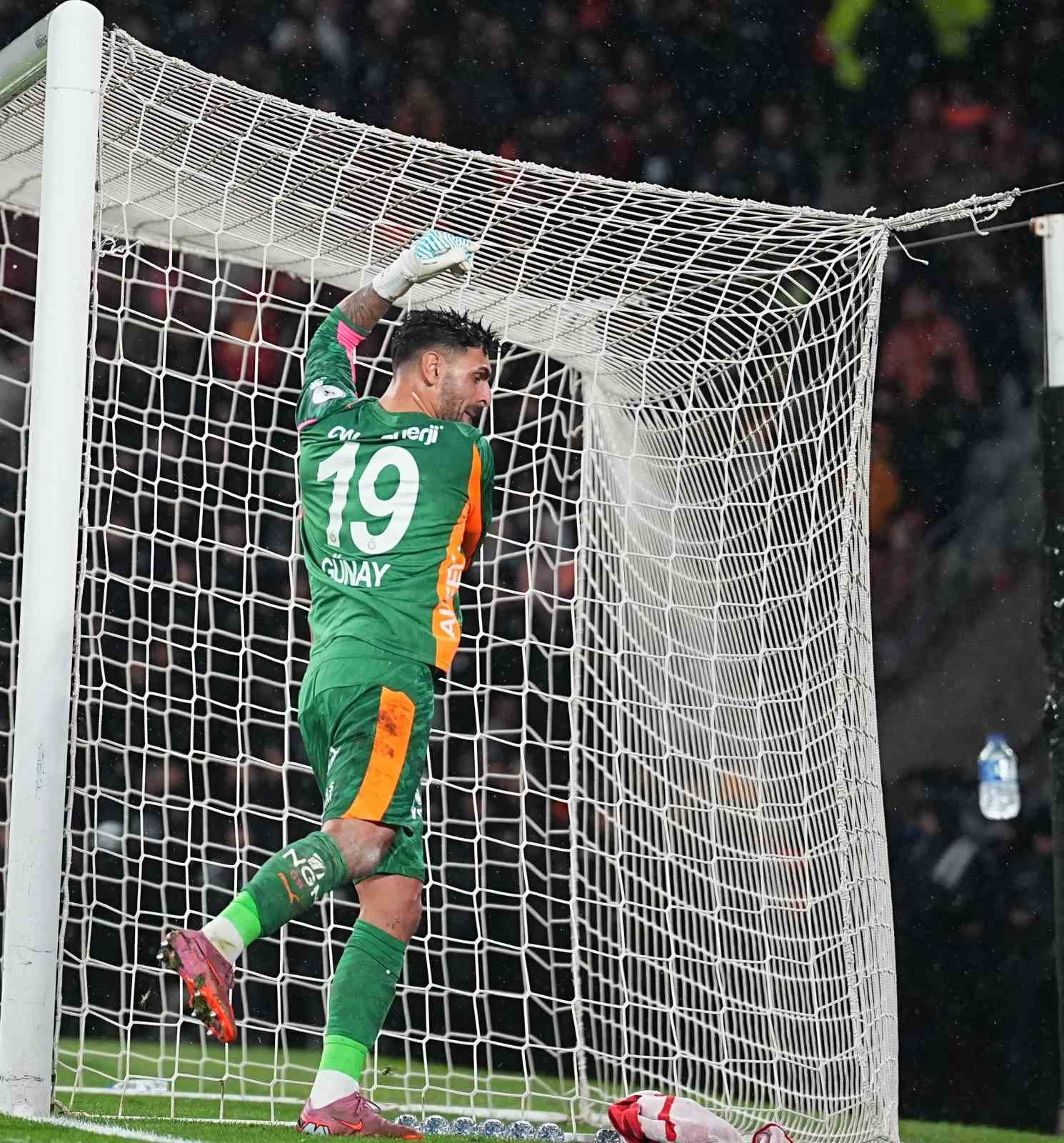 2025 Turkcell Süper Kupa: Galatasaray: 0 - Fenerbahçe: 2 (Maç sonucu)
2025 Turkcell Süper Kupa: Galatasaray: 0 - Fenerbahçe: 2 (Maç sonucu)