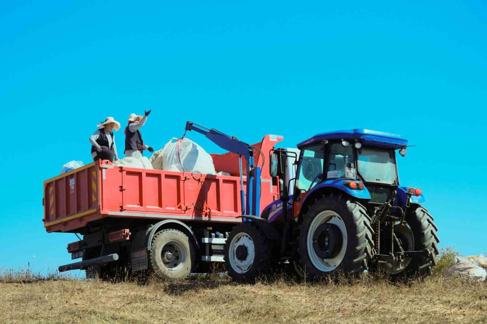 2025’te toprağa bereket yağdı: Çiftçilere 166 milyon TL’lik destek
2025’te toprağa bereket yağdı: Çiftçilere 166 milyon TL’lik destek