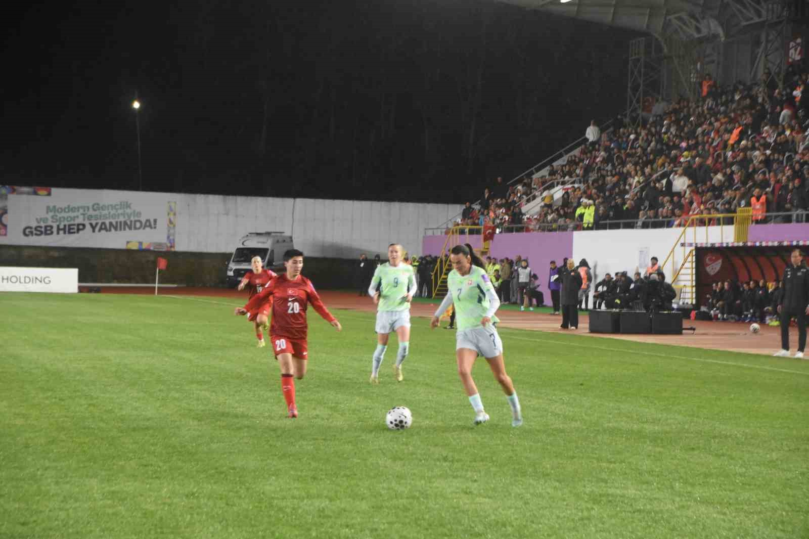 2027 FIFA Kadınlar Dünya Kupası Avrupa Elemeleri: Türkiye: 0 - İsviçre: 0 (İlk yarı)
