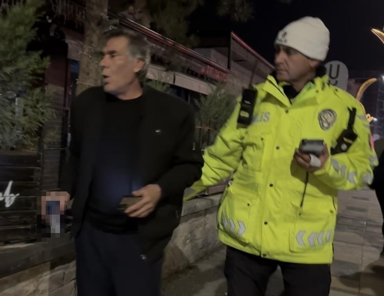 2.14 promil alkolle yakalandı: Gazeteciye el sallayıp yüzüne tükürdü
