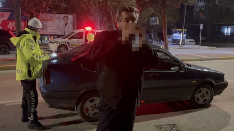 2.14 promil alkolle yakalandı: Gazeteciye el sallayıp yüzüne tükürdü
